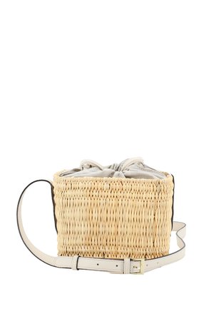 Runde gewebte Strohtasche zum Umhängen mit beiger Stoffkordel zum Verschließen und verstellbarem weißen Lederriemen.