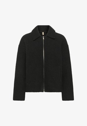 Sort tekstureret jakke med fuld frontlynlås, bred krave, lange ærmer og to forlommer mod hvid baggrund.