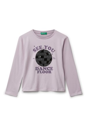 Lila Langarmshirt mit schwarzem Discokugel-Graphic und lila Schriftzug "See You on the Dance Floor" auf der Vorderseite.