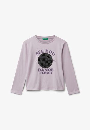 Lila Langarmshirt mit schwarzem Discokugel-Graphic und lila Schriftzug "See You on the Dance Floor" auf der Vorderseite.