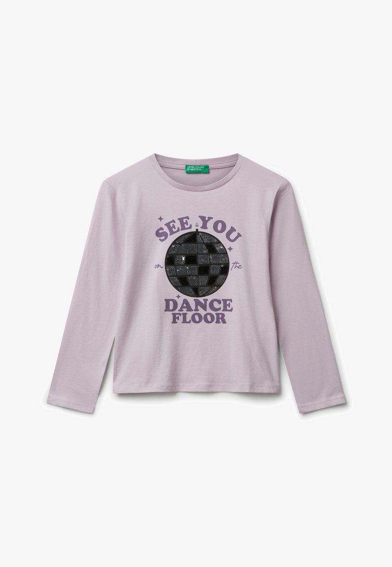 Fialová košile s dlouhým rukávem s grafikou černé disko koule a fialovým textem "Uvidíme se na tančícím parketu" na přední straně.