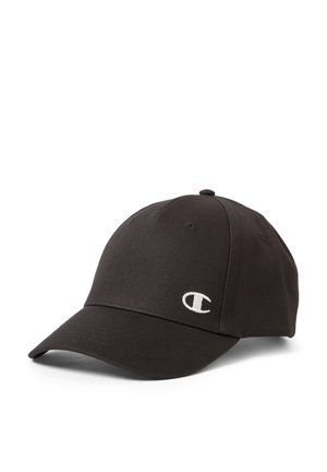 Gorra de béisbol negra con visera curvada y pequeño logo "C" bordado en blanco en el lado derecho frontal.