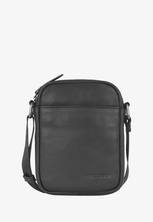 Černá kožená crossbody taška s obdélníkovým tvarem, zipovým uzavřením a nastavitelným popruhem. Obsahuje decentní embosované logo.