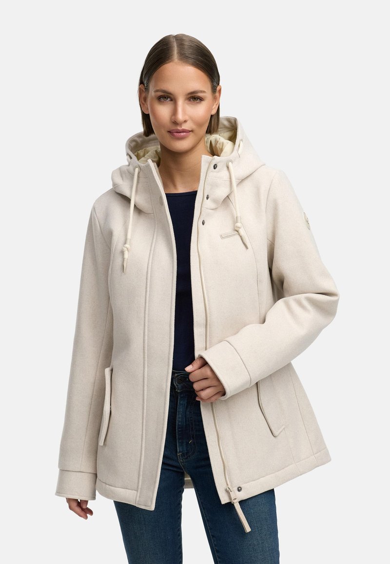 Vaalea beige huppari, jossa on vetoketjusuljenta, sivutaskut ja ribbireunat. Varustettu pehmeällä sisävuorella ja hienovaraisella brändäysdetaililla.