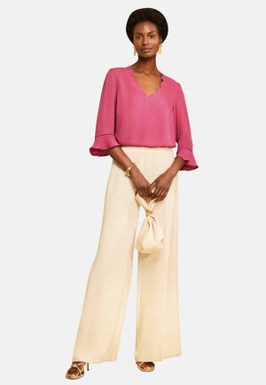 Love & Roses, PETITE FIT - SCALLOP V-NECK FLUTE SLEEVE BLOUSE . - Blouse - pink