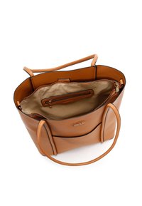 Tan leren totebag met een gladde textuur, voorzien van een met rits afgesloten binnenzak en een ruime hoofdcompartiment. Zwarte accentlijnen zichtbaar.