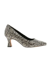 Escarpin à bout pointu en imprimé serpent gris et noir, avec une tige texturée, une silhouette élégante et un talon bloc de hauteur intermédiaire.