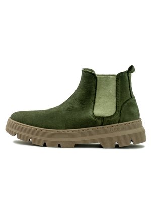 Botín chelsea de ante verde con paneles laterales elásticos y suela de goma texturizada. Presenta una puntera redondeada y una lengüeta para facilitar el calzado.