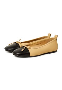 Ballet flat con upper gialla e punta in pelle patinata nera. Caratterizzato da un accent bow, texture liscia e un design a profilo basso.