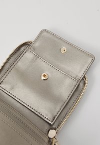 Guess CARLY SMALL ZIP AROUND - Pénztárca - stone