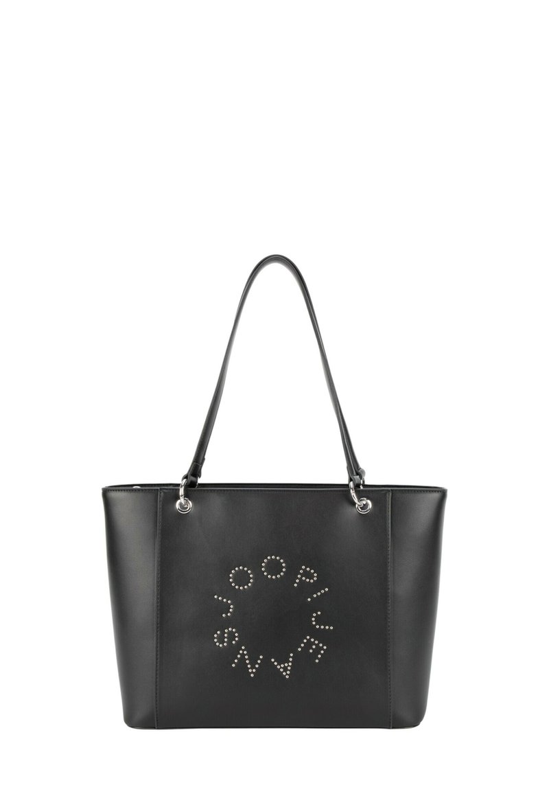 Czarna syntetyczna torba typu tote z srebrnymi ćwiekami tworzącymi okrągłe logo z przodu, dwoma paskami na ramię i gładką matową teksturą.