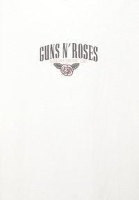 Hvid bomulds t-shirt med korte ærmer, der har broderet tekst "GUNS N' ROSES" og et rosemotiv i grå og lyserøde nuancer.