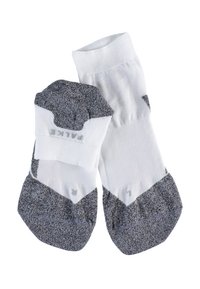 Skarpetki sportowe do kostki, charakteryzujące się białym kolorem z szarymi sekcjami na palcach i pięcie, zaprojektowane z teksturowanej tkaniny oraz wzmocnioną wkładką dla wygody.