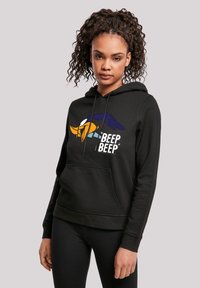 Sudadera con capucha negra y bolsillo frontal, que presenta un diseño gráfico colorido de un pájaro y el texto "BEEP BEEP" en una fuente negrita.