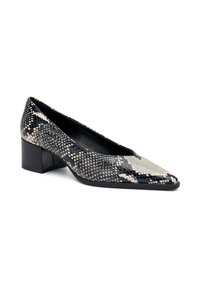 Zapato de mujer con tacón bajo en bloque, con patrón de piel de serpiente en negro y gris, y puntera afilada sobre fondo blanco.