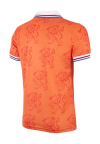 Oranje poloshirt met een all-over leeuwpatroon, voorzien van een witte kraag met rode en blauwe strepen op de mouwen. Glad textuur.