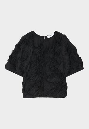 Blouse noire à manches courtes avec un tissu texturé au motif ondulé et un col rond, étalée à plat sur un fond clair.