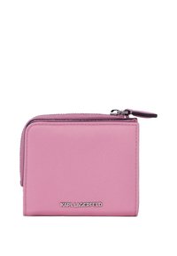 Portafoglio bi-fold rosa realizzato in materiale sintetico testurizzato con zip e dettagli in argento, caratterizzato dal logo "KARL LAGERFELD" sul davanti.
