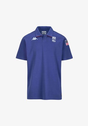 Polo shirt blu con maniche corte, realizzato in cotone. Presenta un bordo del colletto rosso, un logo ricamato e una toppa con la bandiera degli Stati Uniti sulla manica.