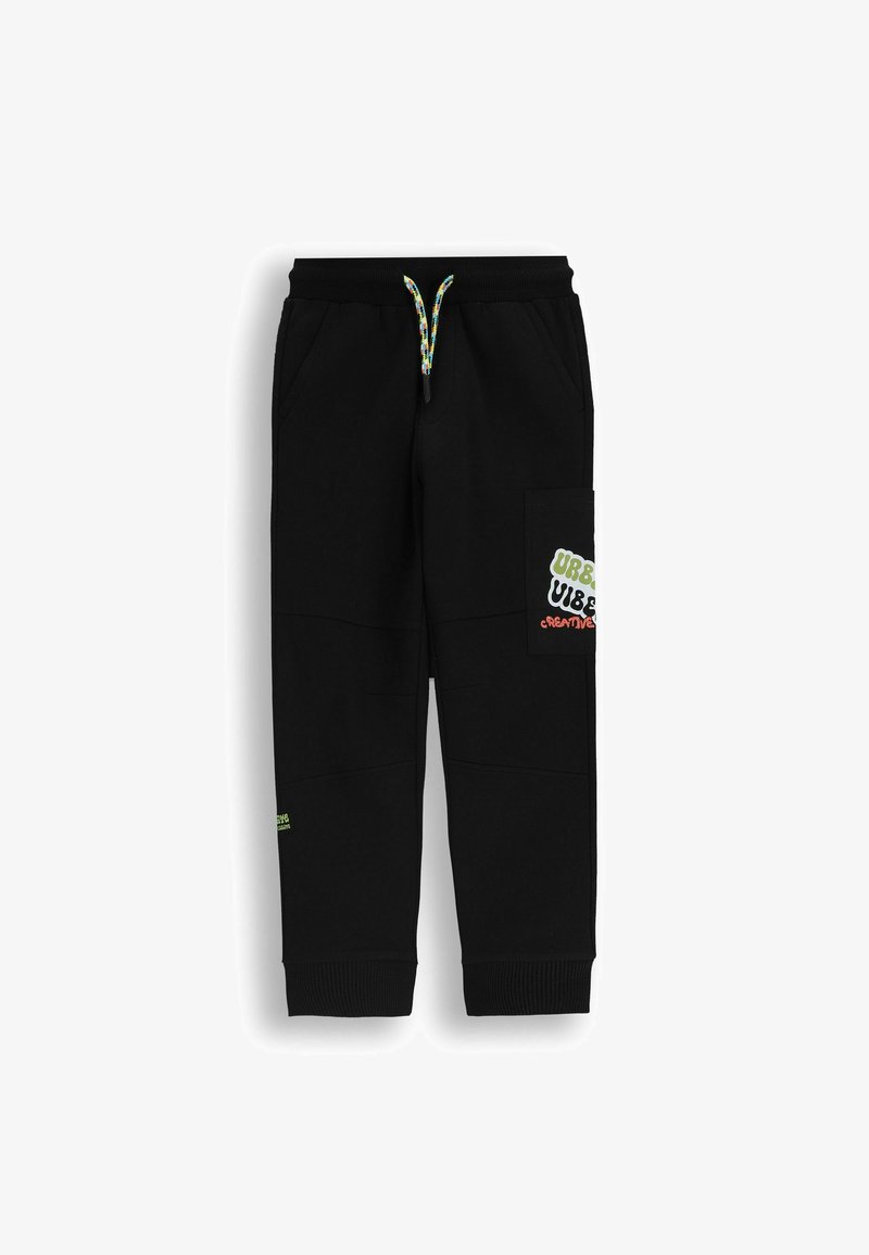Czarne spodnie dresowe wykonane z mieszanki bawełny, z ribbowanym mankietem, elastycznym paskiem w talii z kolorowymi sznurkami oraz dekoracyjną kieszenią z grafiką.