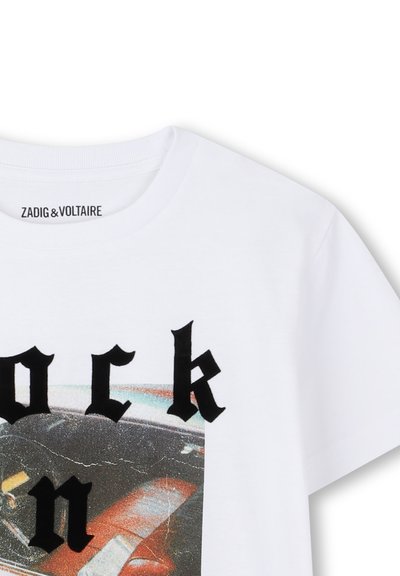 Witte katoenen t-shirt met een ronde hals, grafische afbeelding van een auto en vet zwart letters die "Rock" over de voorkant leest.