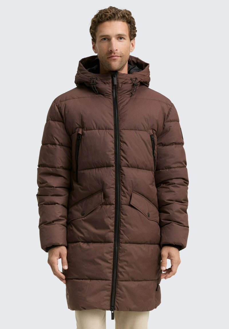 Braune Daunenjacke mit Kapuze, ausgestattet mit einem Reißverschluss auf der Vorderseite, zwei Reißverschlusstaschen auf der Brust und zwei aufgesetzten Taschen auf der Vorderseite. Strukturierte Steppdesign.