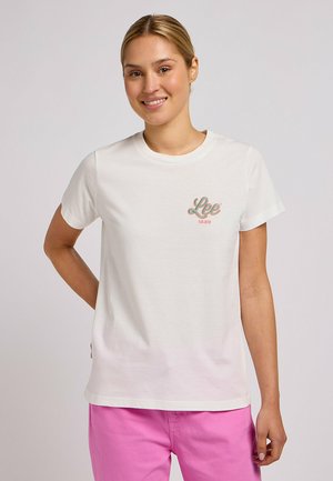 Biała bawełniana koszulka z krótkim rękawem, z okrągłym dekoltem i kolorowym logo "Lee 1889" na lewej piersi.
