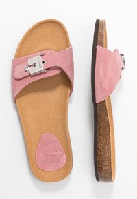 Ett par rosa mocka slidessandaler med justerbart metallspänne, konturerad korkfotbädd och gummisula, visade från ovan och sidan.