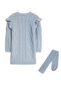 Světle modré pletené šaty s kabelovým vzorem, volánkovými detaily na rukávech a ribbovaným lemem. Obsahují odpovídající světle modré punčocháče.