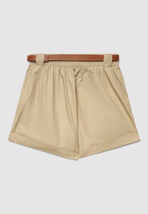 Beżowe szorty z wysokim stanem, elastycznym pasem i brązowym przeszywanym paskiem, luźnym krojem oraz mankietami na jasnoszarym tle.
