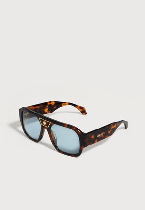 Occhiali da sole rettangolari tartarugati con lenti blu, con logo Versace dorato sulle aste e emblema di Medusa sul ponte.