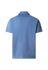 Polo bleu clair à manches courtes avec un col classique et une texture en coton lisse, doté d'un ourlet droit et sans logos ni motifs visibles.
