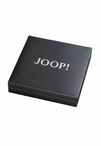 Caja de regalo rectangular negra con superficie texturizada y logo plateado "JOOP!" centrado en la tapa, cerrada y vista en ángulo.