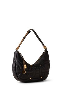 Schwarze Lederhandtasche mit gepolstertem Design, goldenen Beschlägen, einem geflochtenen Tragegurt und einem Reißverschluss, der mit einem dekorativen Quastenakzent versehen ist.