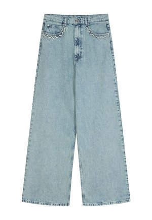 Hellblaue Jeans mit weitem Bein und gewelltem weißen Besatz an den Vorderentaschen, Knopfverschluss und klassischem Fünf-Taschen-Design.