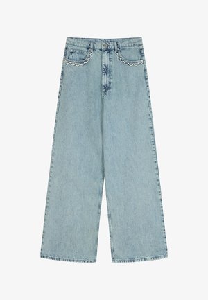 Hellblaue Jeans mit weitem Bein und gewelltem weißen Besatz an den Vorderentaschen, Knopfverschluss und klassischem Fünf-Taschen-Design.