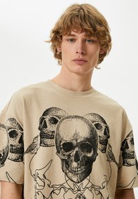 Koton - T-shirt z nadrukiem