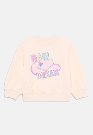 Hanorac roz deschis cu mâneci lungi, cu pălărie de cowboy sclipitoare și design cu inimă și textul „DAY DREAM” în culori pastelate în partea din față.