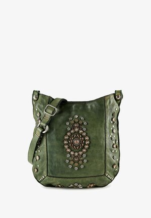 Bolso de hombro verde de cuero con correa ajustable, adornado con remaches metálicos circulares y florales en un patrón simétrico en la parte delantera y los lados.