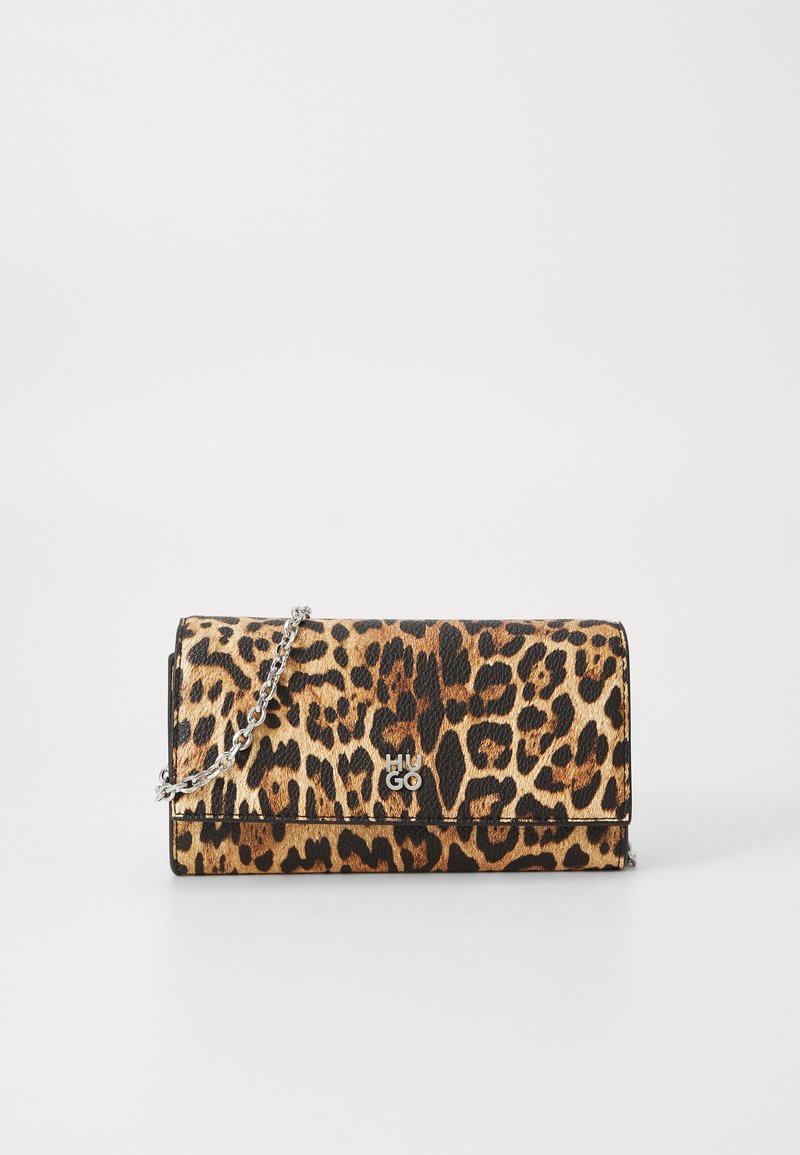 Denarnica v vzorcu leoparda s preklopnim dizajnom, kovinsko verižico in embosiranim logotipom. Izdelana iz teksturiranega sintetičnega materiala.