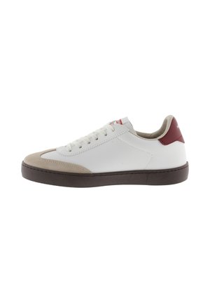 Sneaker bianca con punta in suede beige, suola in gomma marrone e accento rosso sul tallone. Presenta lacci piatti e tomaia in pelle testurizzata.