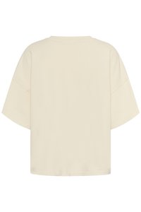 Kremfarget t-skjorte med kort erm, løs passform, rund halslinje og myk bomullstekstur. Enkelt design uten mønstre eller detaljer.