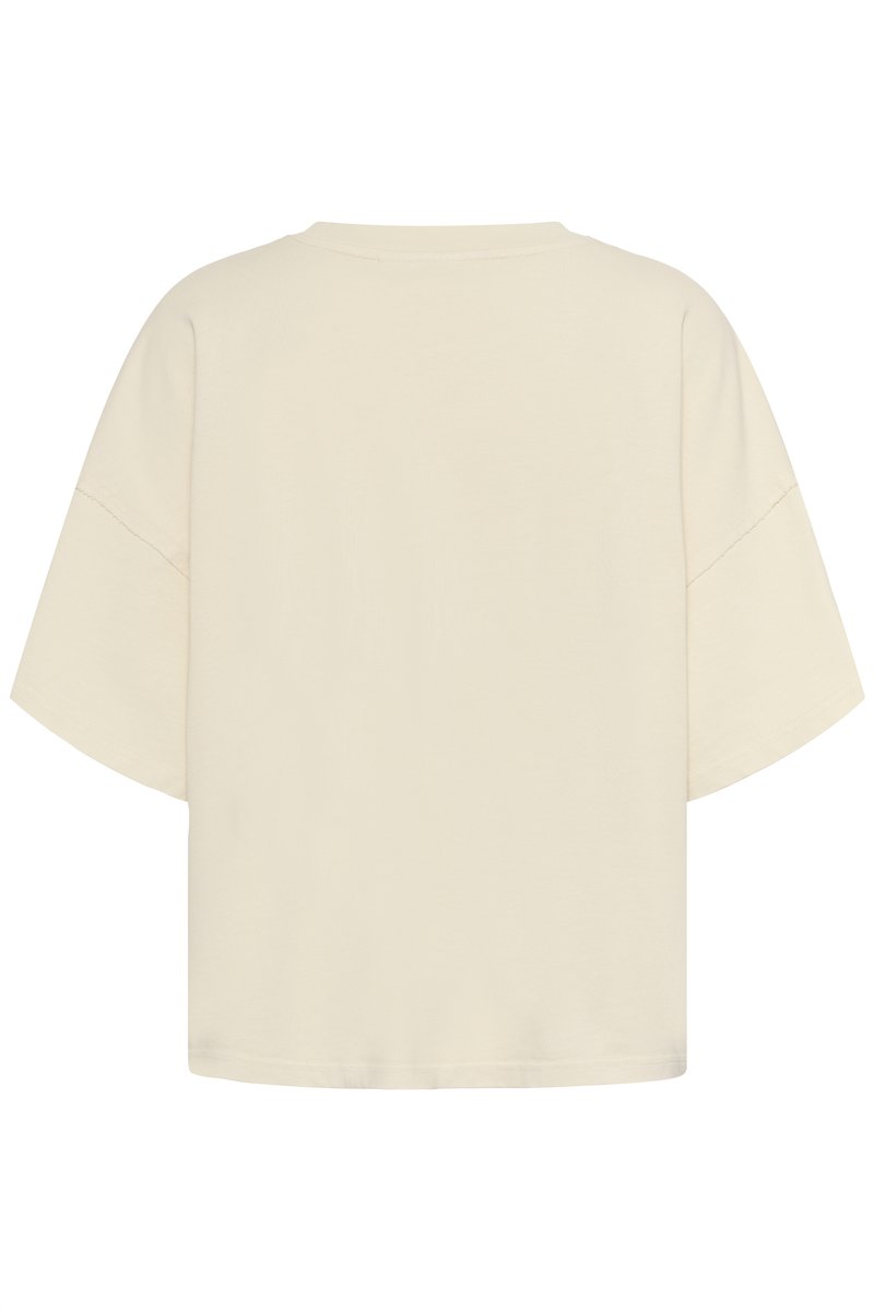 Cremfarbendes T-Shirt mit kurzen Ärmeln, entspanntem Schnitt, rundem Halsausschnitt und weichem Baumwollstoff. Einfaches Design ohne Muster oder Akzente.