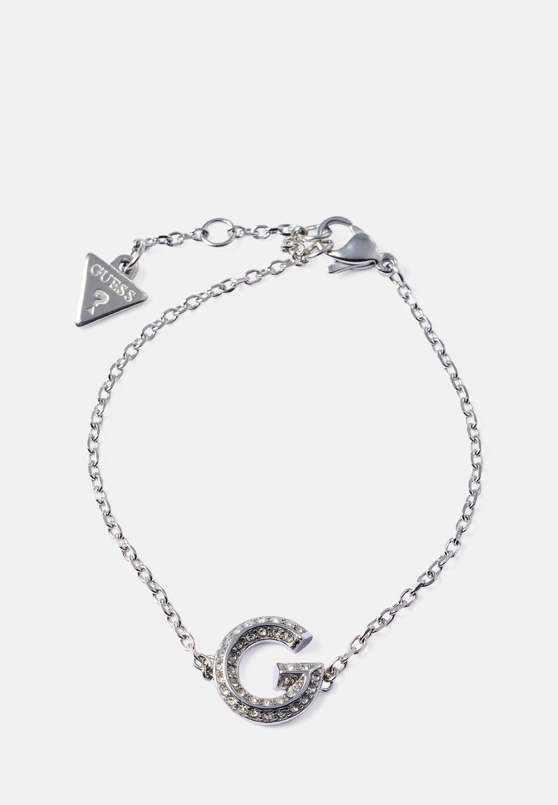 Bracciale in catena argentata con un distintivo charm a forma di "G" con accenti in strass e un tag triangolare "Guess", chiuso con un moschettone.