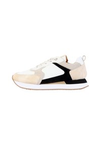 Zapatilla con un upper de ante y malla en tonos beige, blanco y negro. Presenta una suela de goma texturizada y elementos de diseño en contraste.