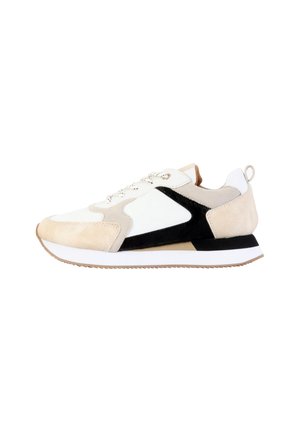 Sneaker con una toma in camoscio e rete beige, bianca e nera. Presenta una suola in gomma testurizzata e elementi di design a contrasto.