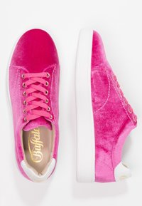 Baskets en velours rose avec une forme arrondie, semelle en caoutchouc blanc, et œillets dorés. Dotées de lacets roses et d'une doublure intérieure douce.