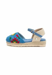 Espadrille azul bordado con patrones florales, correa al tobillo, suela de yute texturizada y diseño de plataforma. Acabado con un ribete azul claro.