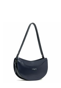 Borsa a spalla in pelle blu navy con un design curvo, texture liscia e un tracolla regolabile. Presenta un logo impresso sul davanti.
