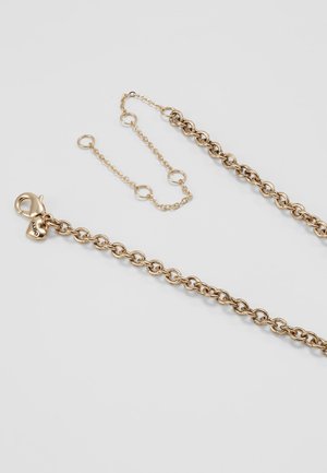Collier chaîne ton or avec un fermoir en forme de cœur gravé du nom de la marque et une rallonge de chaîne réglable supplémentaire.